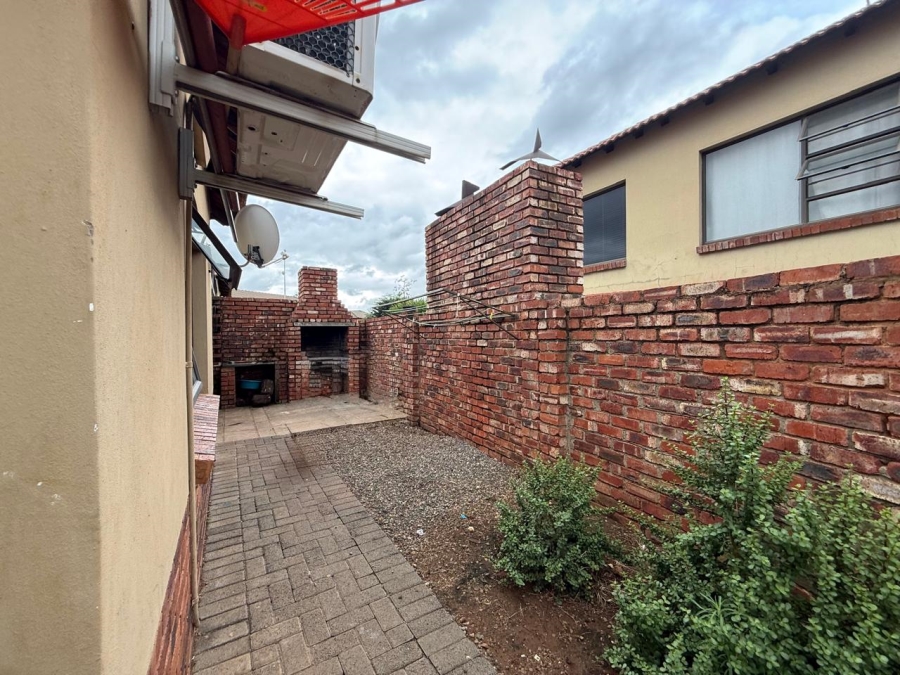 2 Bedroom Property for Sale in Waterval East North West